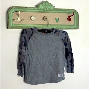 OshKosh B’Gosh camo sleeve gray T-shirt size 5 toddler boy play clothes